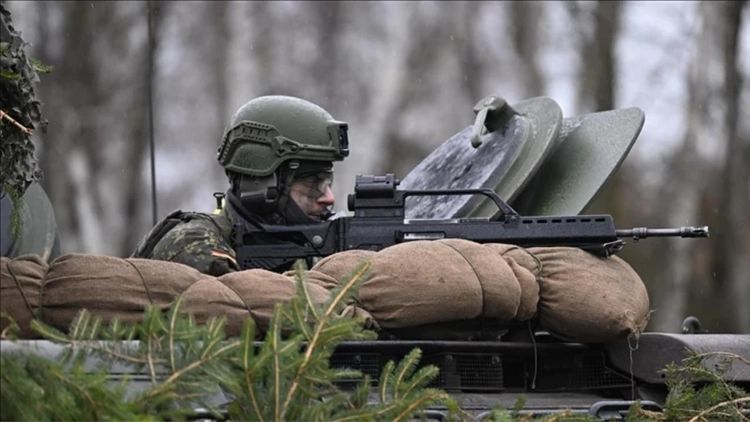 Almanya'da polis ile asker çatıştı