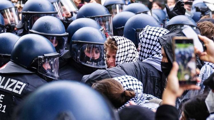 Alman polisi Nekbe yürüyüşü yapanlara saldırdı