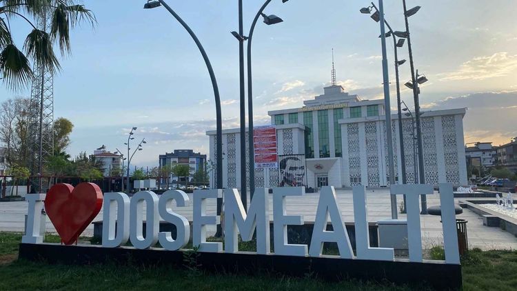 CHP'li Antalya Döşemealtı Belediyesi'ne düzenlenen yolsuzluk operasyonunda 10 kişi gözaltına alındı