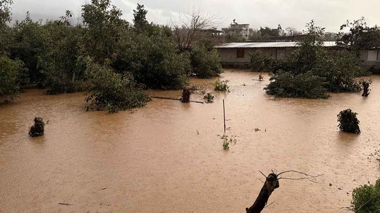 İzmir, Antalya ve Mersin’de şiddetli sağanak: Bazı ilçelerde okullar tatil