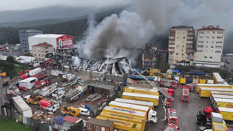 Ataşehir’de iş yerinde yangın: Alevler bütün binayı sardı, bir otel tahliye edildi