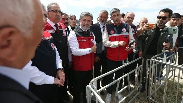 Bakan Yumaklı, Kars’ta: Her hayvanın dijital kimliği olacak