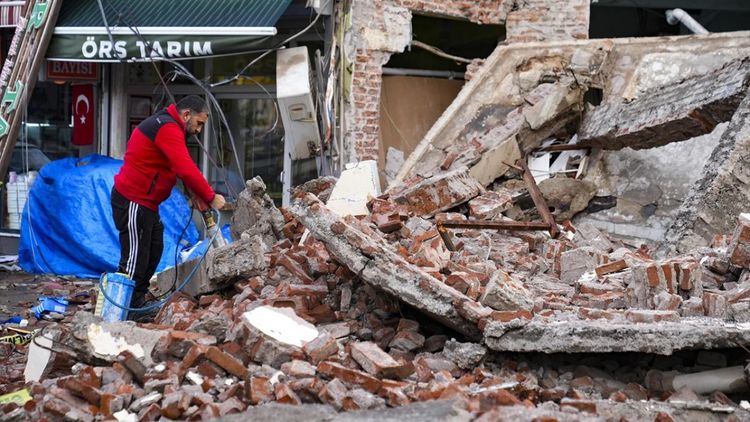 Balıkesir'de deprem sonrası enkaz kaldırma çalışmaları sürüyor