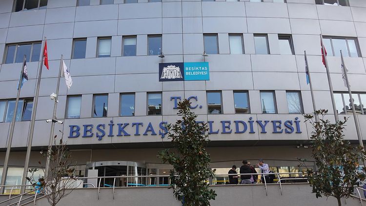 Beşiktaş’ta böcek skandalı: Eski Başkan Akpolat, belediye yöneticilerini dinletmiş