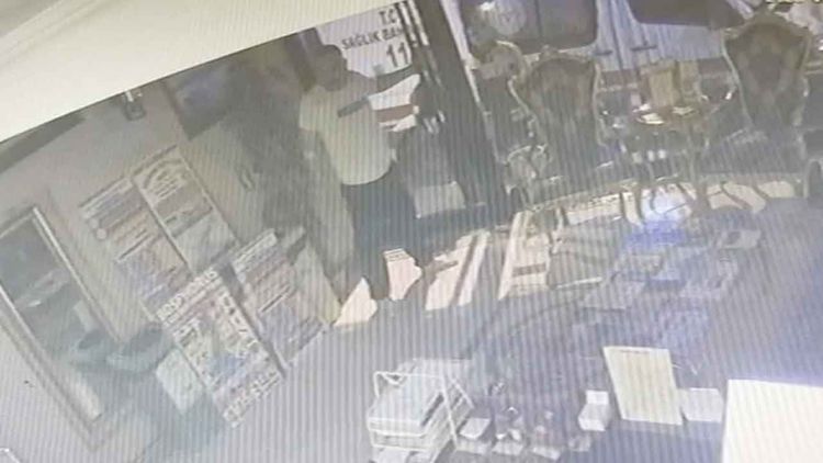 Fatih'te ölen Böcek ailesinin otelin kapısını kırmaya çalıştığı görüntüler ortaya çıktı 