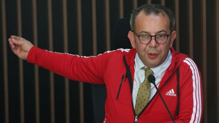 Irkçılıktan yargılanan CHP'li Bolu Belediye Başkanı Tanju Özcan'a yurt dışına çıkış yasağı