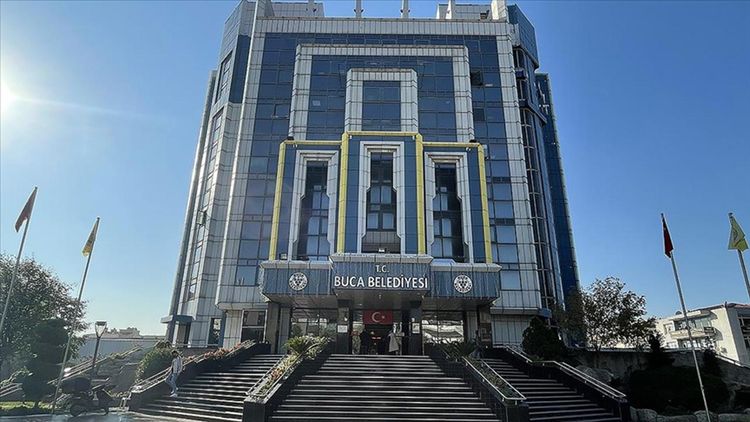CHP’li Buca Belediyesi’ndeki yolsuzluk operasyonunda bir çalışanın 13 yarış atı olduğu ortaya çıktı