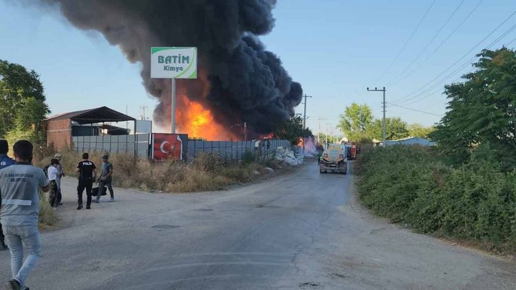 Bursa'daki plastik fabrikasında yangın