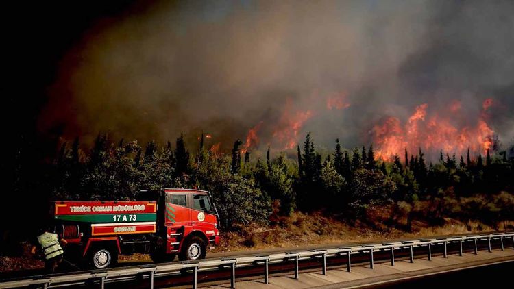 Çanakkale’deki orman yangınında mahsur kalan 84 kişi kurtarıldı