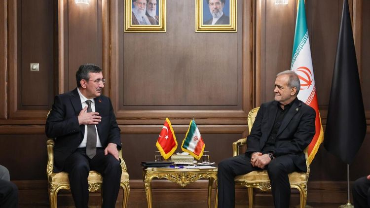 Cumhurbaşkanı Yardımcısı Yılmaz, Tahran'da Pezeşkiyan ile görüştü