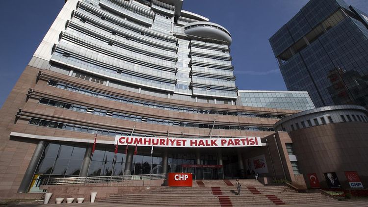 CHP’de parti meclisi üyeleri ikiye bölündü