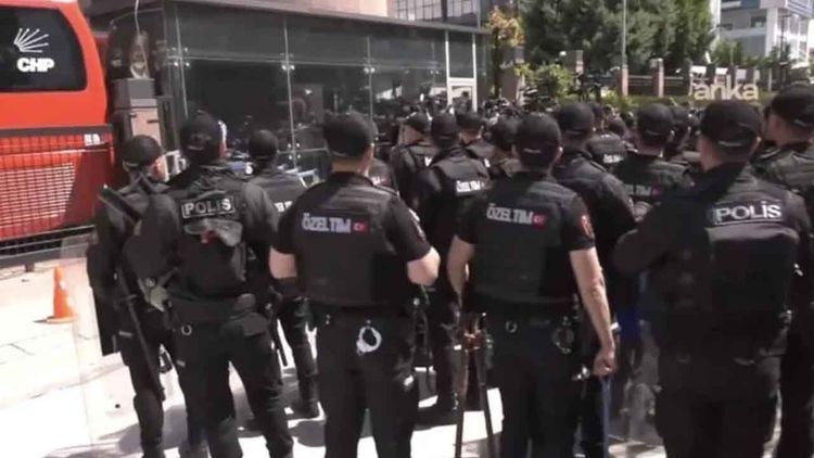 CHP Genel Merkezi önünde gerginlik: Polis tahliye için harekete geçti