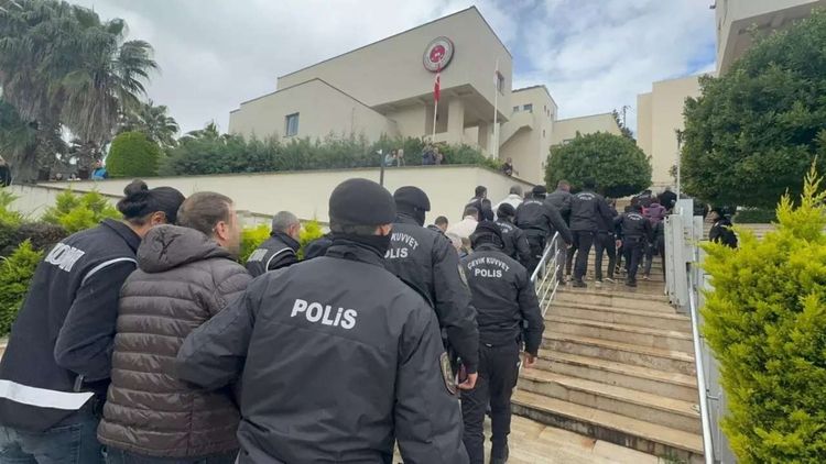 CHP'li Marmaris Belediyesi'ne yönelik rüşvet operasyonunda gözaltına alınanlar adliye sevk edildiler