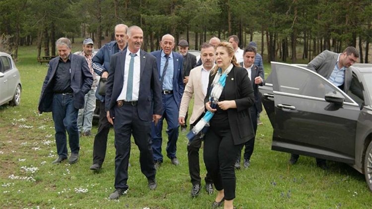 Tacizci belediye başkanına destek veren CHP'li Milletvekili Elvan Işık Gezmiş mağdur aileye baskı yapmış