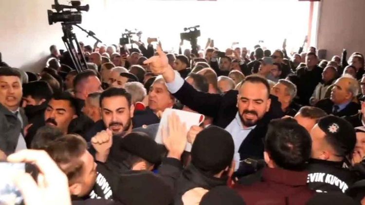 Bozbey’in görevden alınmasının ardından Bursa’da gerginlik: CHP’liler camları kırıp binaya girdi