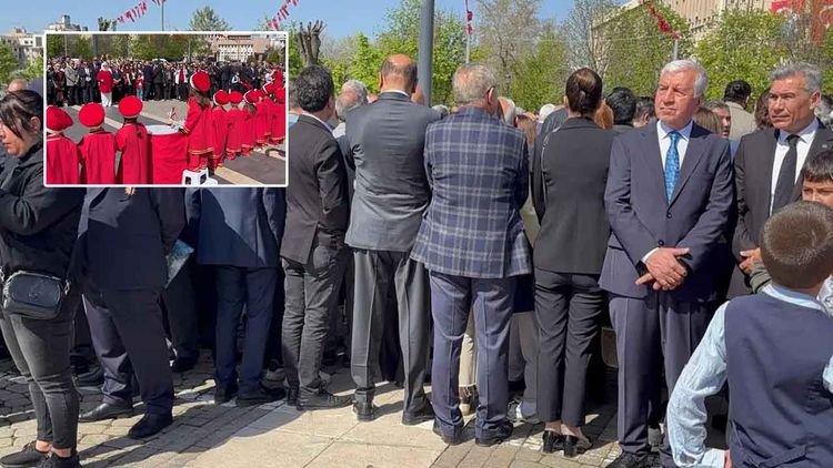 CHP bildiğiniz gibi: Çocukların mehter gösterisine sırtını döndüler!