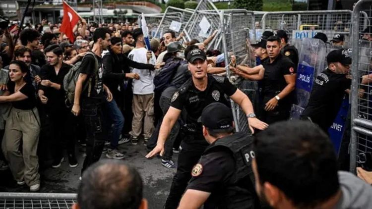 CHP, mahkeme öncesi genel merkez binasına yığınak yapıyor