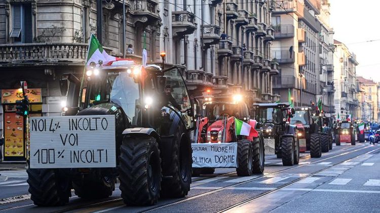 İtalya'da çiftçiler Milano'da protesto tertipledi!