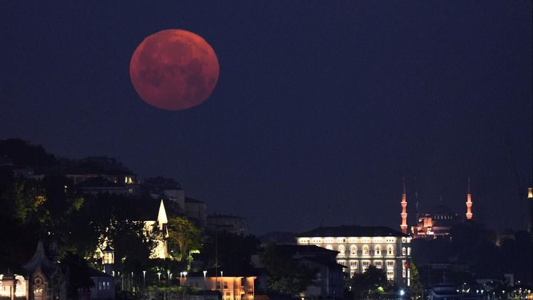 Çilek Dolunayı, İstanbul'da tabloluk görüntüler oluşturdu