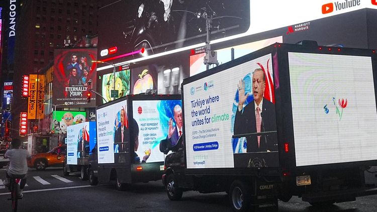 Başkan Erdoğan’ın barış ve adalet mesajları Times Meydanı’nda 