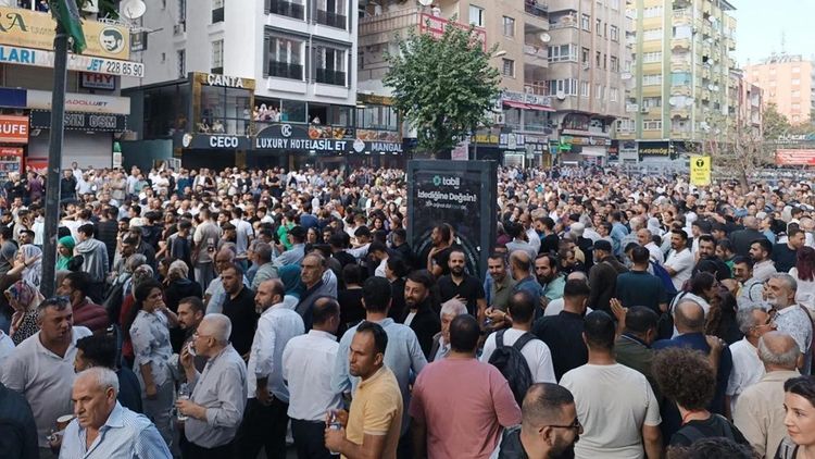 Diyarbakır'da yasağa rağmen toplanan göstericiler, terör örgütü elebaşı Öcalan lehine sloganlar attı