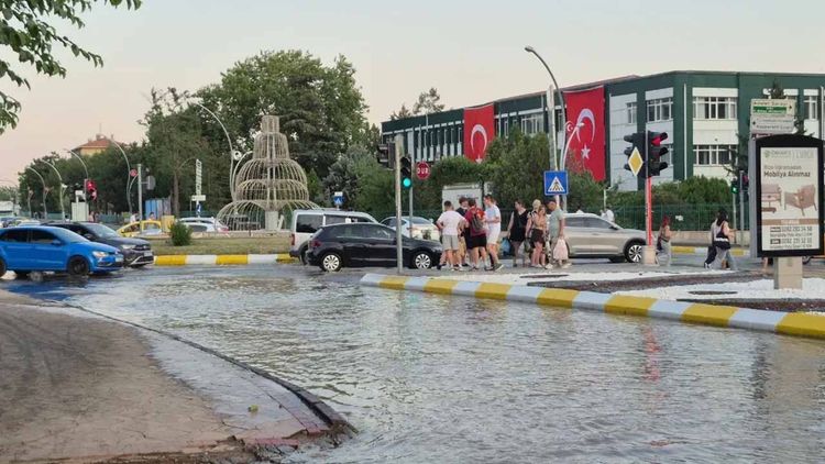 Edirne'de içme suyu hattı yine patladı: Vatandaş belediyeye isyan etti