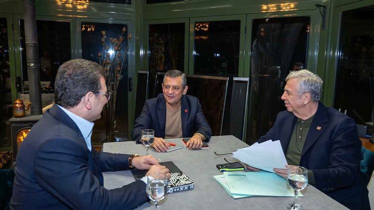 Bir yandan yapıp bir yandan sıvıyorlar