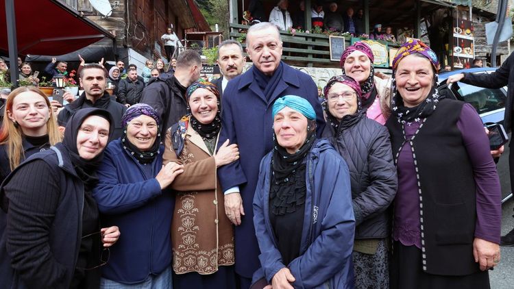Başkan Erdoğan baba ocağı Rize'de ziyaretlerini sürdürüyor
