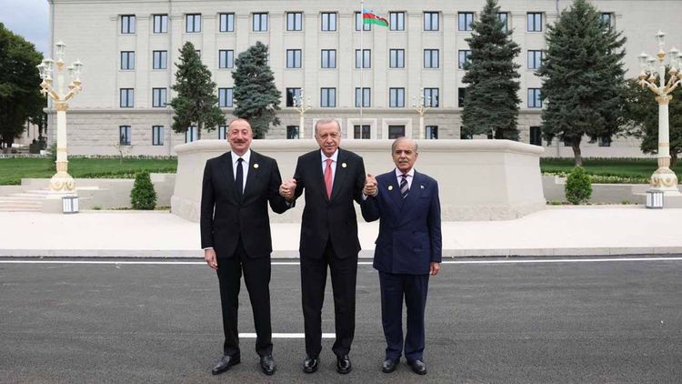 Cumhurbaşkanı Erdoğan, Azerbaycan Cumhurbaşkanı Aliyev ve Pakistan Başbakanı Şerif ile hatıra fotoğrafı çektirdi