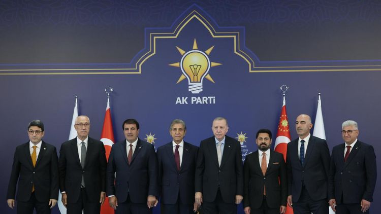 7 belediye başkanı daha AK Parti’ye katıldı: Erdoğan rozetlerini taktı