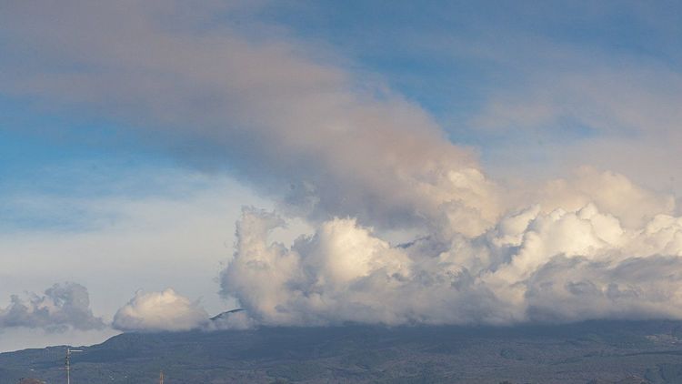  Etna Yanardağı kül püskürtmeye başladı: Avrupa hava sahası kitlendi