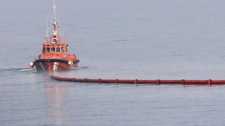 İspanya Sebte'deki Fas sınırına 500 metre uzunluğunda yüzer bariyer kurdu