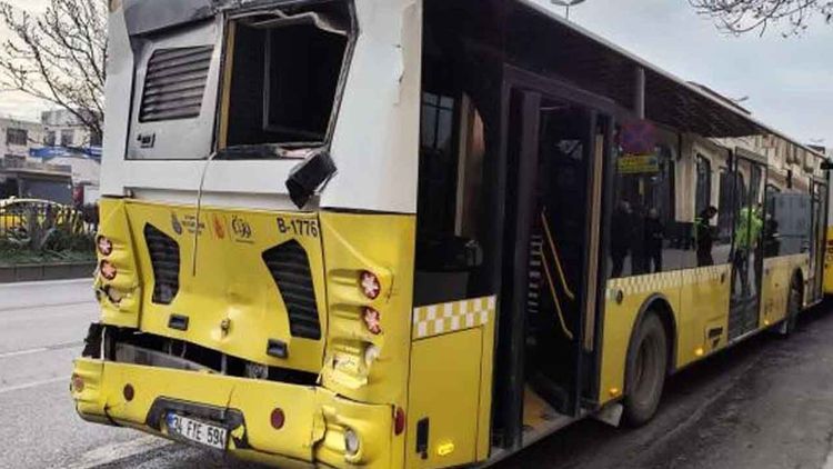 Fatih’te 3 İETT otobüsü durağa yanaşırken kaza yaptı