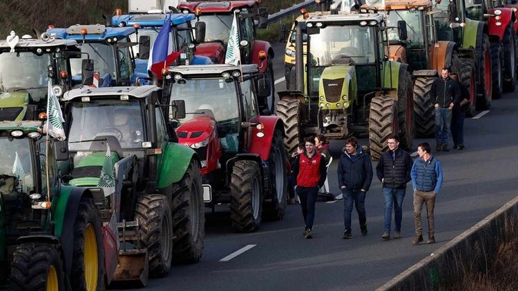 Fransa'da çiftçiler traktörlerle başkent Paris'e girdiler