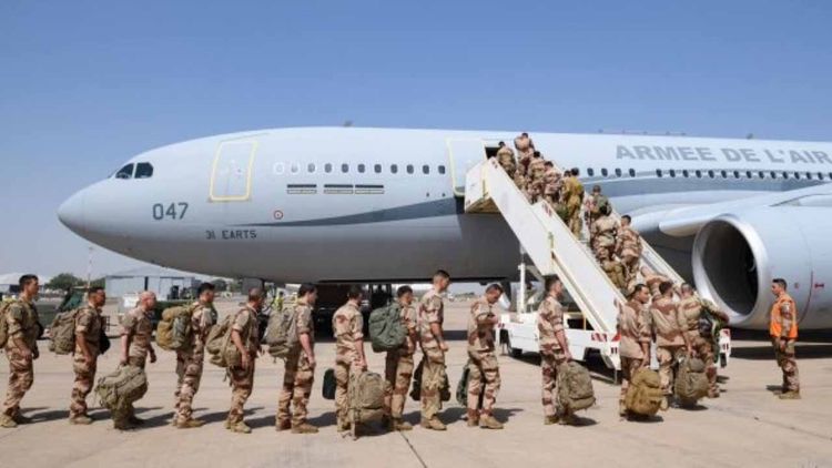 Fransa, Senegal'deki üslerini yetkililere teslim etti