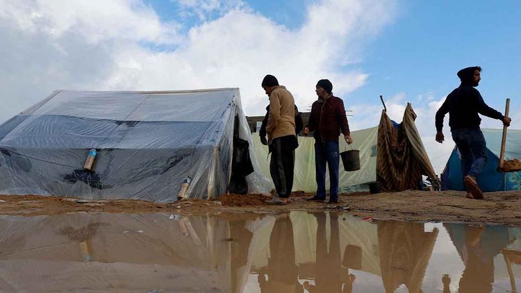 Terör devleti İsrail’in ablukasında bulunan Gazze’de fırtına çadırları parçaladı
