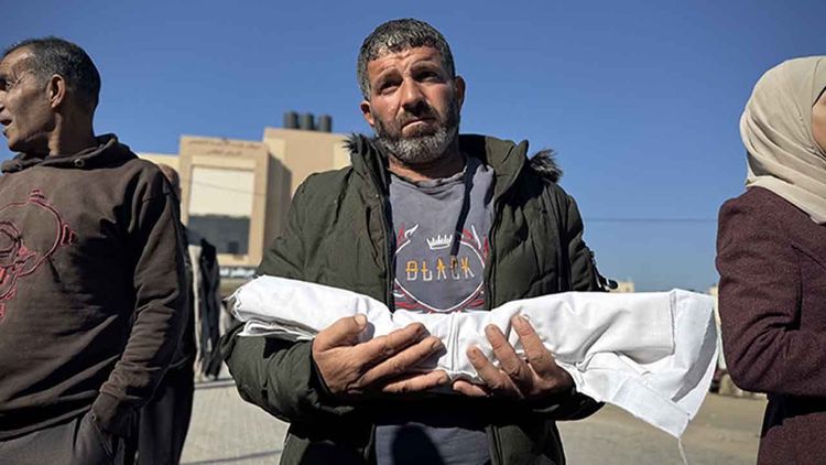 Terör devleti İsrail’in yerle yeksan ettiği Gazze’de bir bebek daha soğuktan şehit oldu