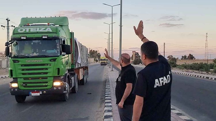Türkiye’nin gönderdiği 25 insani yardım tırı Refah Sınır Kapısı’na gitti