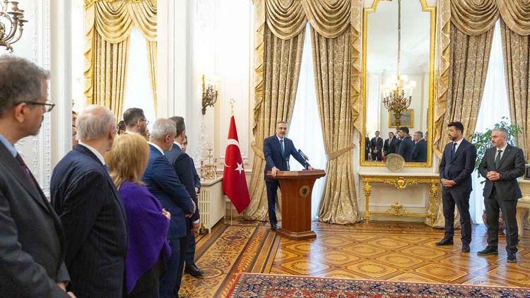 Bakan Hakan Fidan Londra’da Türk iş insanlarıyla buluştu