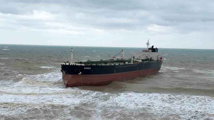 İstanbul’da ham petrol tankeri kıyıya vurdu