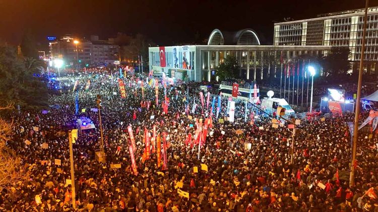 İzinsiz gösterilerde gözaltına alınan 102 kişiye tahliye kararı