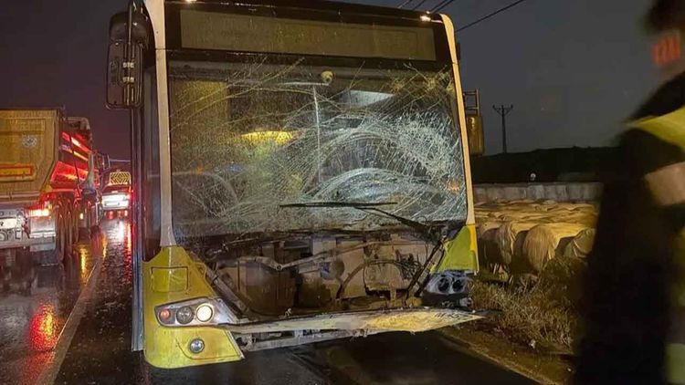 Arnavutköy’de İETT otobüsünün çarptığı ticari araçtaki 1 kişi hayatını kaybetti