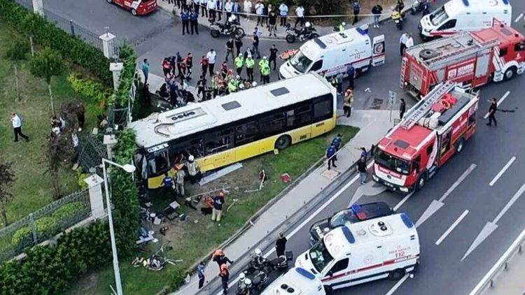Zeytinburnu'ndaki İETT kazasında ilk gözaltı: Otomobil sürücüsü adliyeye sevk edildi