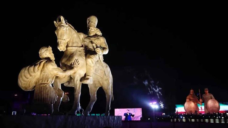 İran köklerine sığındı: Tahran'da Sasani hükümdarının heykeli dikildi