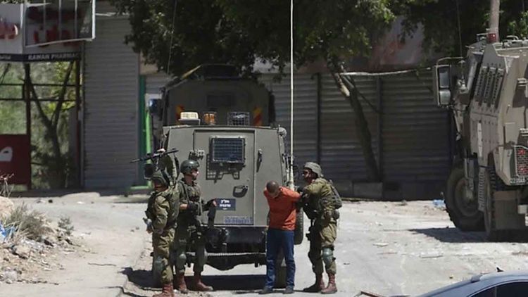 Terör devleti İsrail, Batı Şeria'da 25 Filistinliyi gözaltına aldı