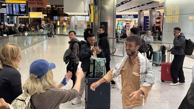 İsrail'den sınırdışı edilen İngiliz aktivistler Londra'ya ulaştı