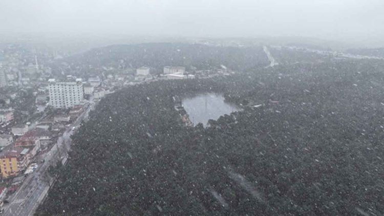 İstanbul’un bazı ilçelerinde kar ve sulu kar yağışı aralıklarla etkisini sürdürüyor