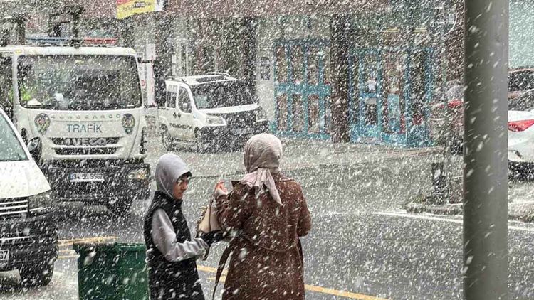 İstanbul’da kar yağışı etkili oluyor: Bazı yerler beyaza büründü