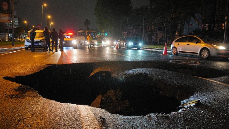 İstanbul'da sağanak hayatı felç etti