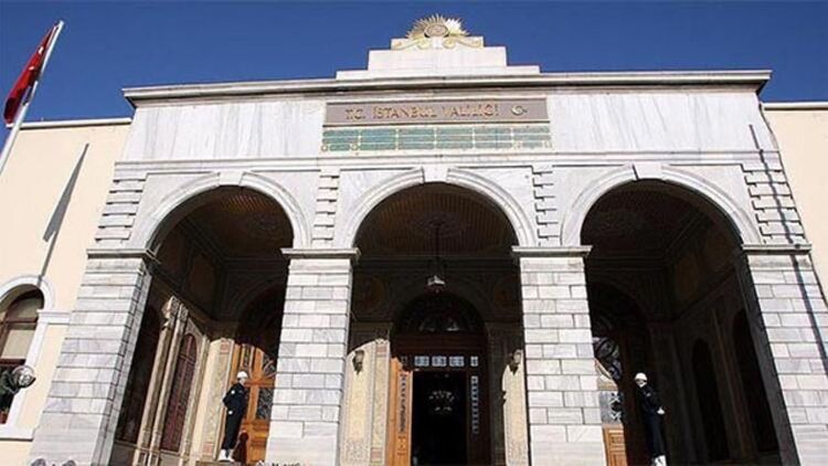 İstanbul Valiliği'nin mescit yazısı ve zıplayanlar